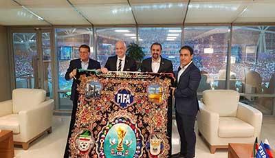 اهدای فرش جام جهانی به رئیس فیفا در بین دو نیمه بازي ايران و اسپانيا